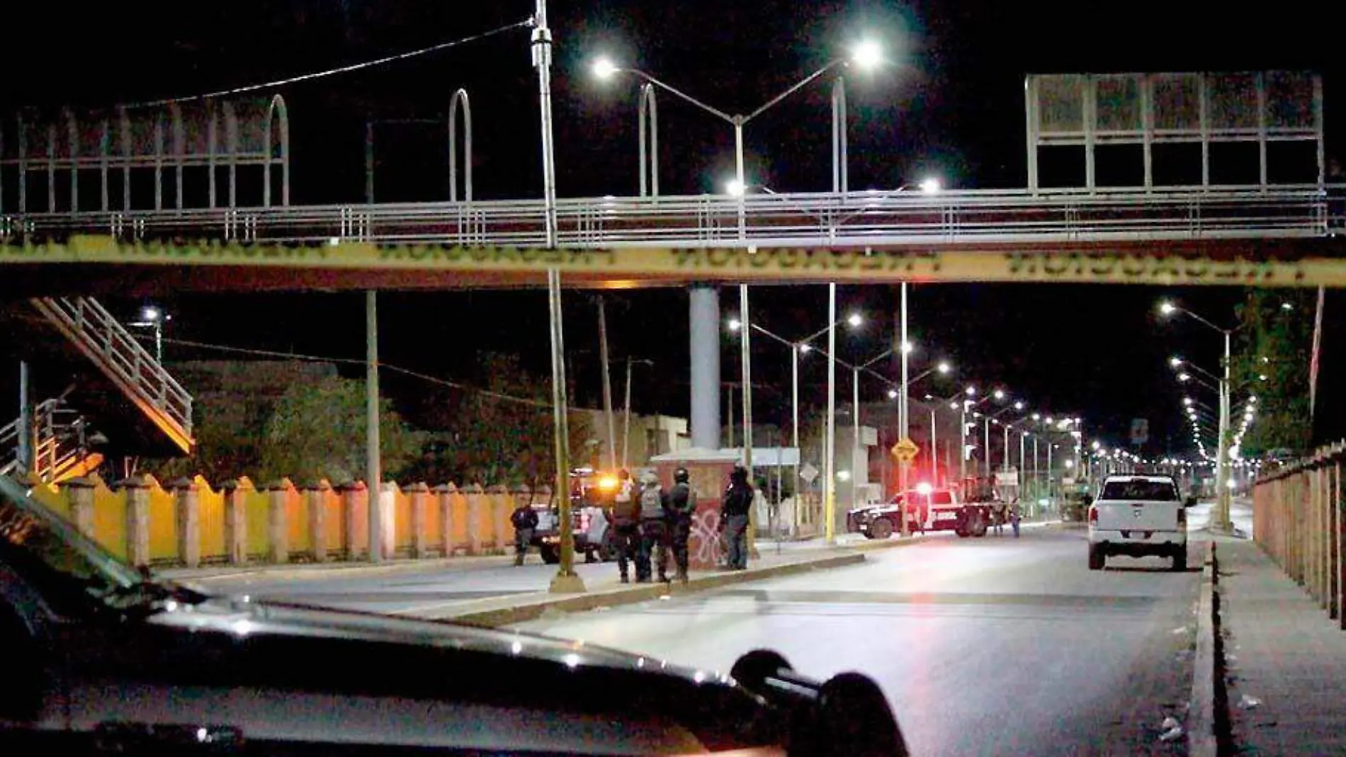 Operativo policiaco debajo de un puente en la cabecera municipal de Fresnillo, Zacatecas